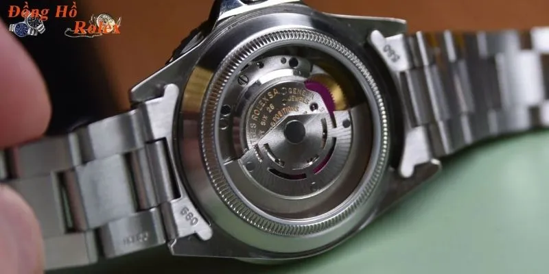 Đặc điểm mặt sau của đồng hồ Rolex chính hãng